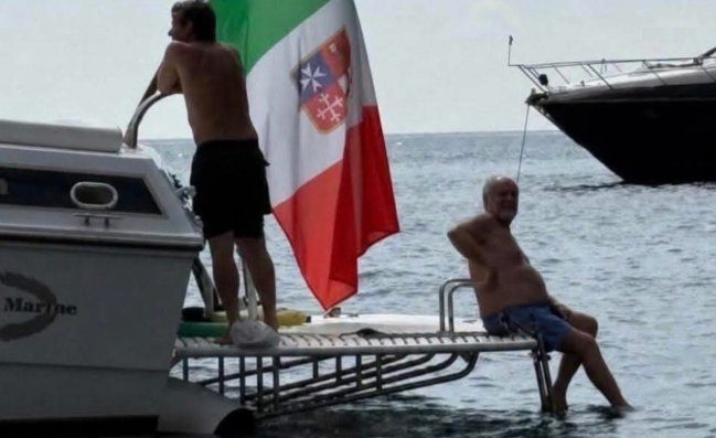 Conte e De Laurentiis, bagno a Ischia. Parlato: Immagine che vale pi&ugrave; di mille indiscrezioni