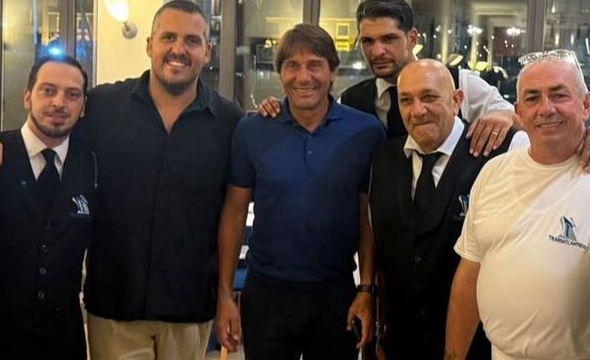 Conte, cena al Borgo Marinari. Una serata in riva al mare per il mister
