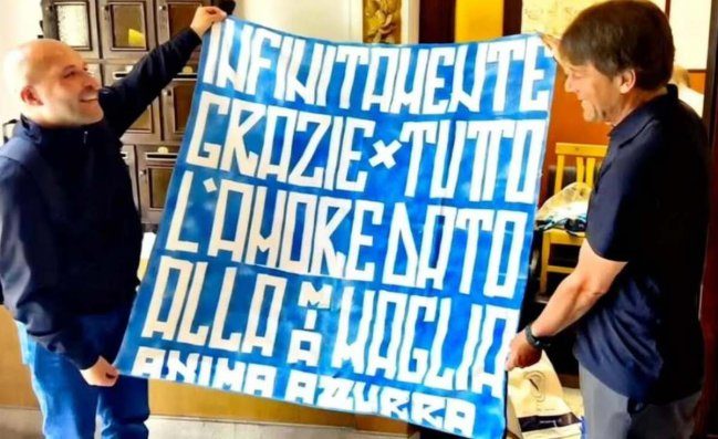 Striscione per Conte, il tecnico si emoziona: Grazie, &egrave; bellissimo