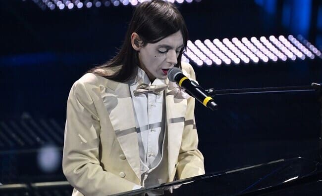 Sanremo, Lucio Corsi riceve un regalo da un fan napoletano e lo spiazza con un gesto