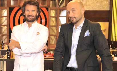 FOTO - La pizza di Carlo Cracco fa discutere i napoletani, Sorbillo lo assolve