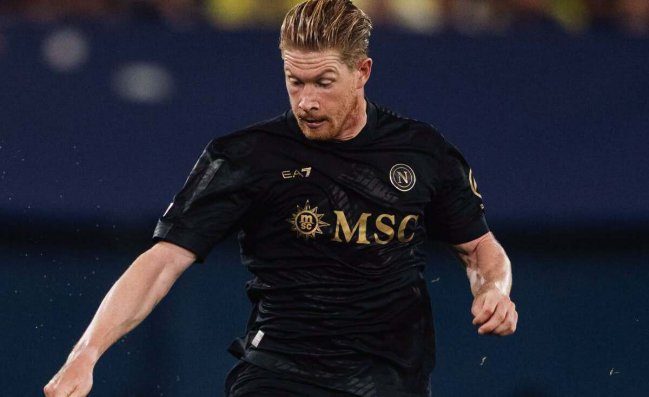 Napoli spento, le telecamere indugiano su De Bruyne: espressione del belga preoccupante