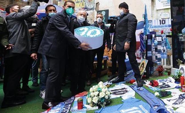 Napoli, splendida immagine per Diego. Delegazione ai Quartieri Spagnoli