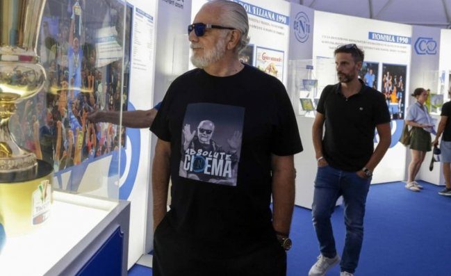 De Laurentiis, dagli spalti alla sala Trofei del Napoli. Visita a sorpresa del patron