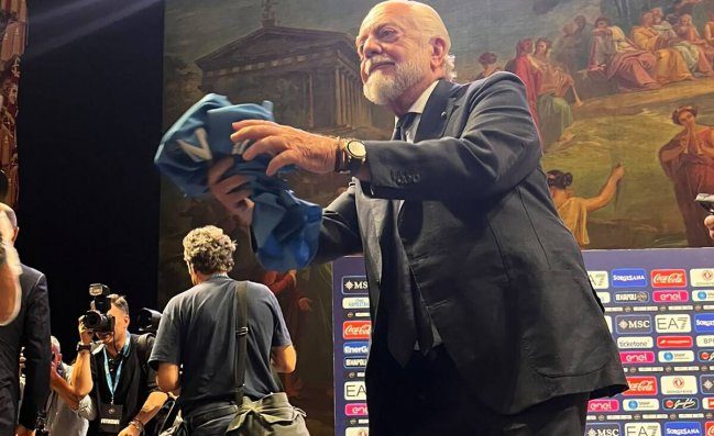 De Laurentiis ingiocabile, lancia la maglia del centenario dal palco: Voglio la staffetta