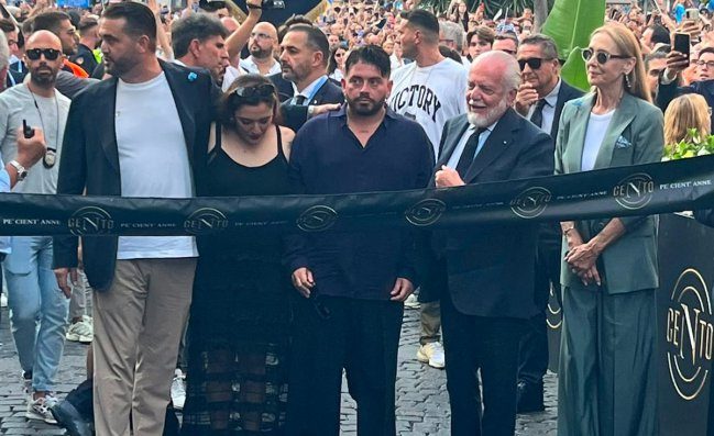 De Laurentiis taglia il nastro alle 19:26, inizia l'era del Centenario del Napoli. I tifosi in festa: cori, applausi e passione