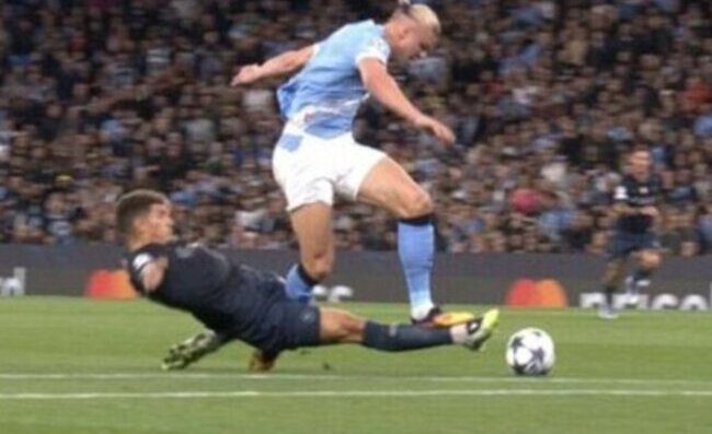 City-Napoli, arbitraggio scadente. C'era fallo di Haaland prima dell'espulsione