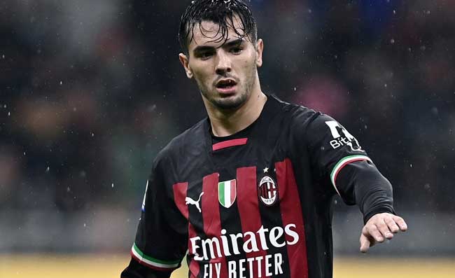 Napoli travolto, a Milano esultano: Dominio rossonero al Maradona