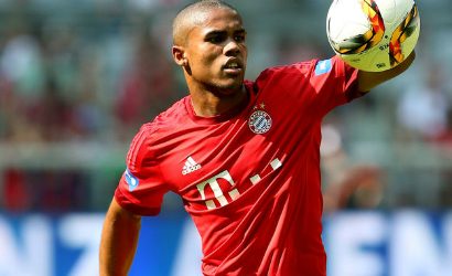 VIDEO - Douglas Costa prima discute poi sputa all'avversario. Telecronista Sky incredulo: Oh no!