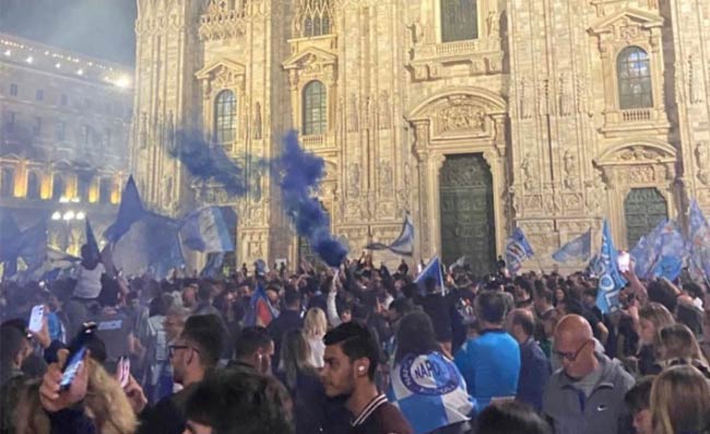 I napoletani si prendono anche Milano, a Piazza Duomo scoppia la festa