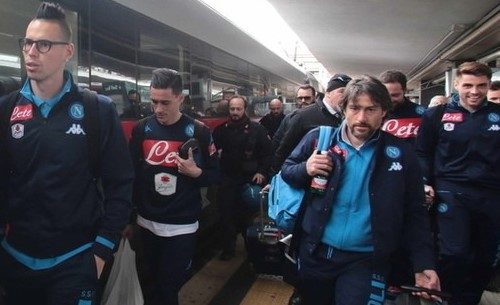 Fammi salire, folla di tifosi per caricare il Napoli: Callejon show-man!
