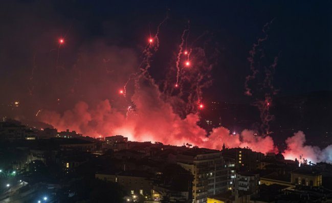 Scocca la mezzanotte, spettacolo ultras: il golfo s'illumina di rosso. Auguri Napoli!