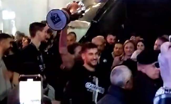 Gevi Napoli arriva a Palazzo San Giacomo. Tripudio dei tifosi: Capitano, alza la Coppa! (VIDEO)