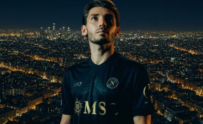 Il Napoli presenta la terza maglia per l'Europa. Il Corsiero del Sole è protagonista