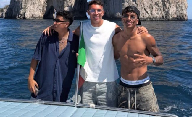 Giovane e Alisson, relax a Capri in barca. I due brasiliani si divertono
