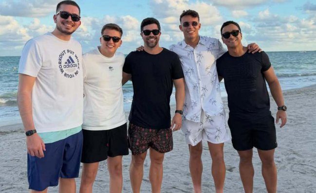 Giovane in Brasile, relax al mare con gli amici. Spunta il messaggio di Alisson