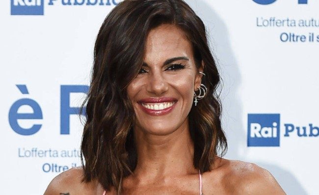 Bianca Guaccero ha il Covid, scoppia in lacrime leggendo i messaggi: Non so come l'ho preso