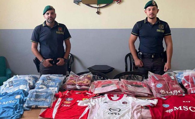 Sequestrate 2300 maglie false del Napoli: Guardia di Finanza ferma sospettato in auto