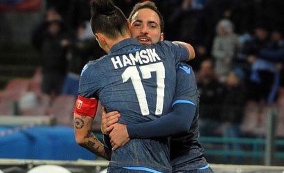 Il Napoli � atterrato nel pomeriggio. Il ritiro � stato interrotto per una notte. Trenta tifosi...