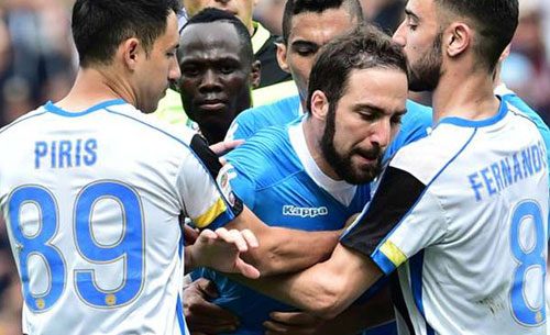FOTO - Higuain nella gabbia della Lega, l'immagine spopola sul Web!
