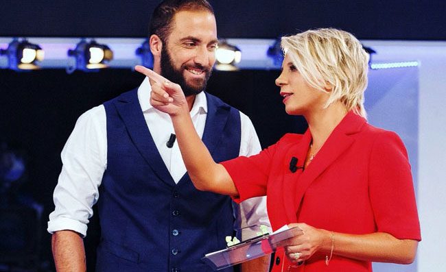 FOTOGALLERY - Higuain a C'� posta per te, commozione in studio. Bel gesto del Pipita