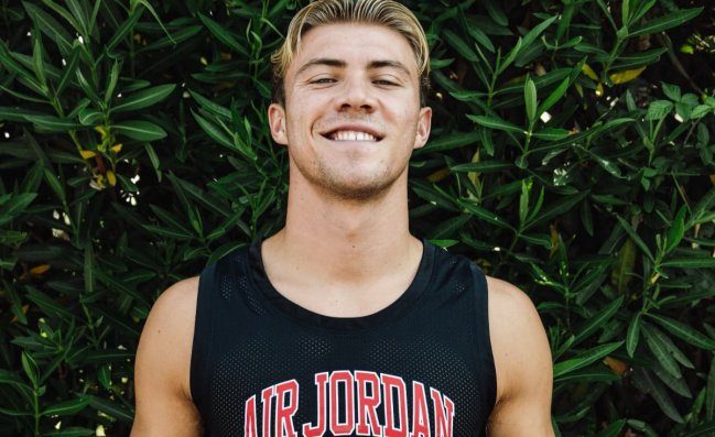 Hojlund sbarca a Castel Volturno in modalit&agrave; NBA: canotta Air Jordan e sorriso da star