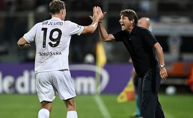 La reazione di Conte dopo il gol di Hojlund. Grande feeling tra i due