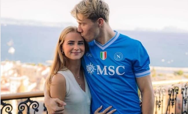 Hojlund e la fidanzata estasiati da Napoli. È amore a prima vista