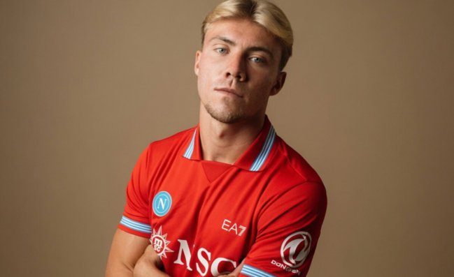 Il Napoli svela la terza maglia 2026/27: rosso iconico, omaggio allo scudetto 1987