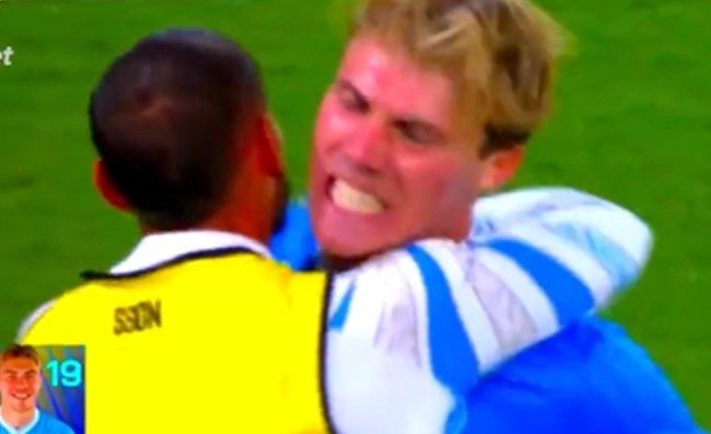 Hojlund gol, boato del Maradona. Mazzocchi corre ad abbracciarlo