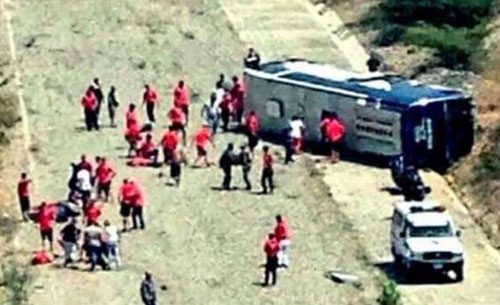 FOTO - Terrore per l'Huracan, il pullman della squadra si ribalta dopo una corsa folle