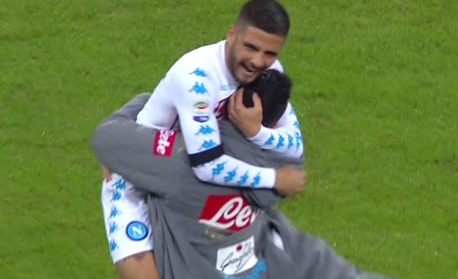 Esultanza a sorpresa per Sarri, Insigne corre in panchina ed abbraccia Mertens!