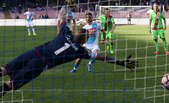 Moviola Mediaset: Crotone penalizzato due volte al San Paolo, Hamsik in fuorigioco