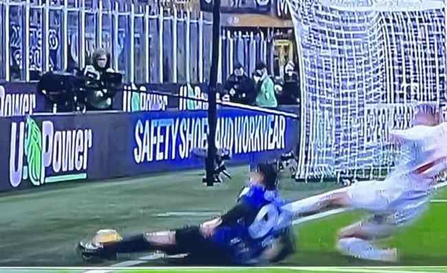 Clamoroso in Inter-Fiorentina: palla uscita, ma l'arbitro non vede! E i nerazzurri segnano