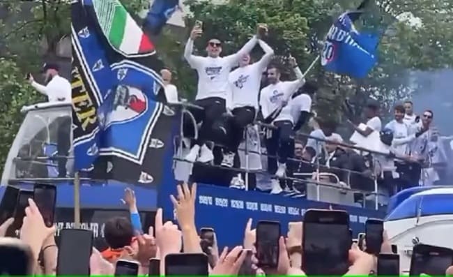 Festa Inter, pullman giocatori sfila per Milano. Migliaia di tifosi in strada (VIDEO)
