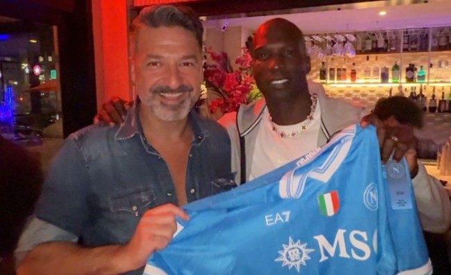 Chad Johnson riceve la maglia del Napoli al Ribalta, è un grande tifoso azzurro