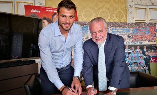 Karnezis si presenta, camicia azzurra e pollice all'insù: 