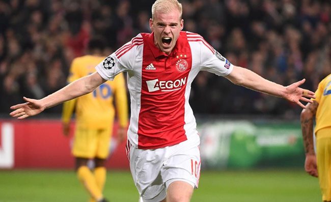 Feyenoord-Ajax sospesa per 40': Klaassen colpito alla testa da un oggetto