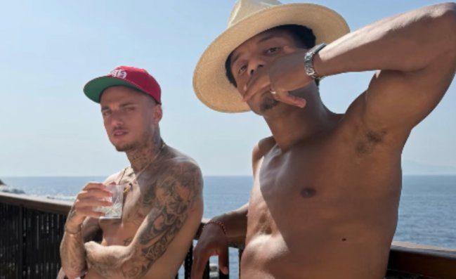 Neres raggiunge Lang, giornata di relax al mare per i due esterni del Napoli
