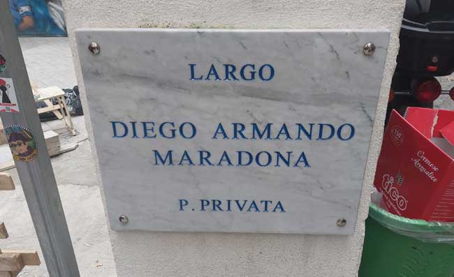 Largo Maradona, proprietà privata, al Murales c'è anche un cancello che chiude la sera