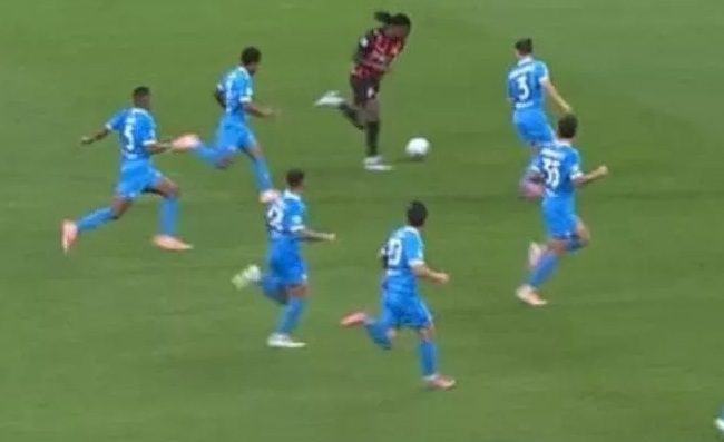 Milan scatenato sui social, l'ironia di Leao sui 7 calciatori del Napoli in corsa per fermarlo
