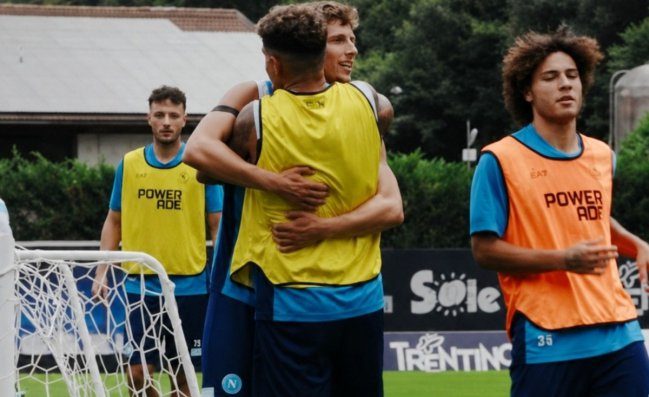 Lindstrom brilla a Dimaro, altro gol e poi corre ad abbracciare Di Lorenzo