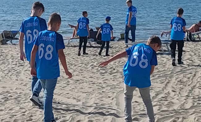 Napoli, mini Lobotka invadano la spiaggia. Poi arriva Stanislav, che giornata!