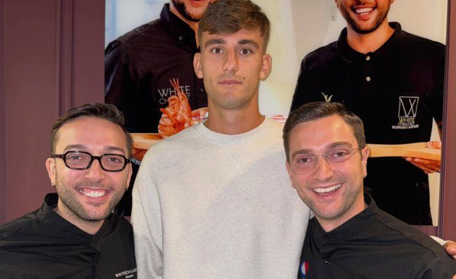 Lucca a pranzo, foto con lo staff del ristorante. Sui social tanti commenti (offensivi)