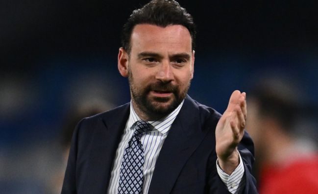 Napoli sconfitto, Manna scalcia delle bottigliette. Tensione a fine partita