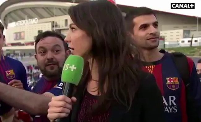 VIDEO - Non mi toccare, la giornalista fulmina in diretta il tifoso che la molestava