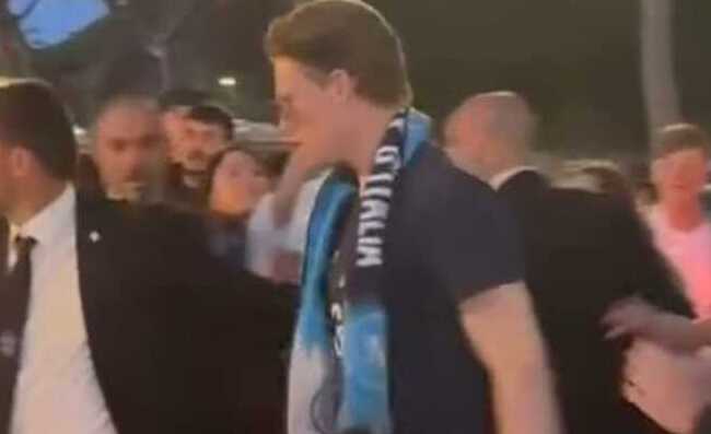 McTominay idolo al chiosco: beve l'aranciata con i tifosi (increduli) a Ischia