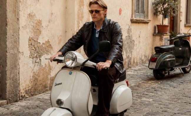 McTominay ruba una pizza e scappa in Vespa. Curioso spot per le strade di Napoli