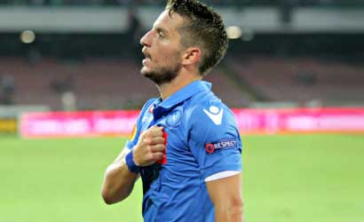Mertens crede che il goal sia di Insigne e fa un bellissimo gesto
