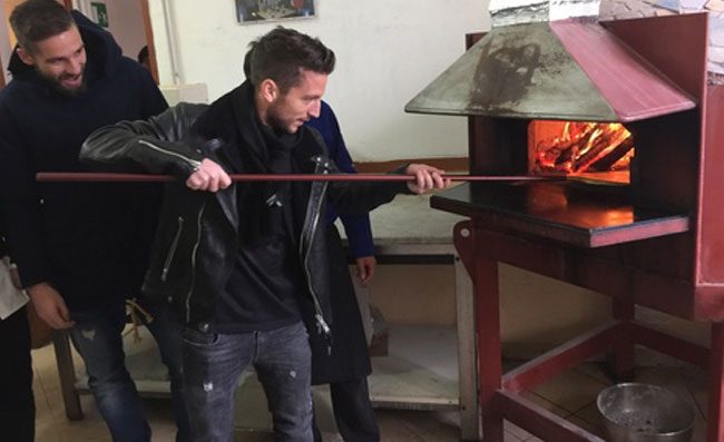 Mertens diventa pizzaiolo a Nisida: Che amore!. Battuta di Pavoletti, tutti a ridere!